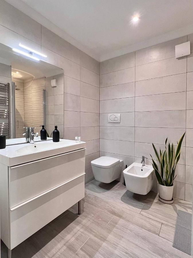 Life Is Beautiful Design Loft Navigli Romolo, Netflix, Wifi, Ac And Street Parking Apartment มิลาน ภายนอก รูปภาพ